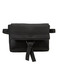 Černá kožená taška na opasek s předním klopou, detaily z kovového kroužku a dvěma visícími koženými popruhy, izolována na bílém pozadí.
