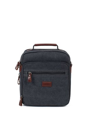 Sac bandoulière carré gris foncé avec plusieurs poches zippées et poignée en cuir marron ainsi que tirettes de fermeture éclair, isolé sur fond blanc.