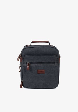 Sac bandoulière carré gris foncé avec plusieurs poches zippées et poignée en cuir marron ainsi que tirettes de fermeture éclair, isolé sur fond blanc.