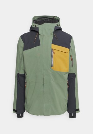 Giacca con cappuccio verde, nera e gialla con molteplici tasche con cerniera, polsini regolabili e coulisse sul cappuccio.