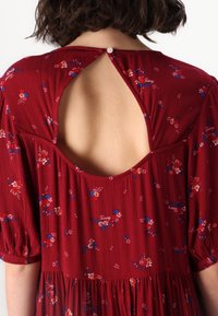 Tommy Jeans FLORAL TIERED DRESS - Dnevna haljina - red