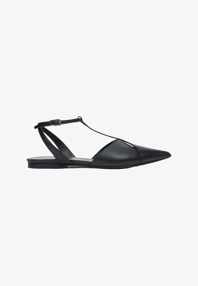 Černé kožené slingback baleríny s špičatou špičkou, tenkým ankletovým páskem a bočními výřezy. Hladká textura s minimalistickým designem.