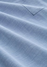 Material texturat de culoare albastru deschis cu nervuri subtile, având o suprafață moale și netedă și o strălucire delicată, aranjată în pliuri moi.