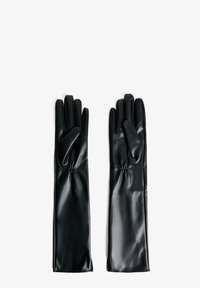 Črne usnjene rokavice z dolgimi zapestnicami, gladke teksture, z osmimi jasno ločenimi prsti in naborki okoli zapestja.