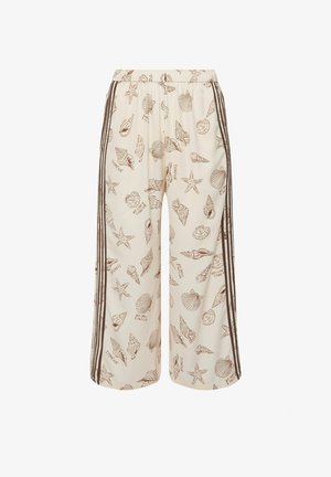 Roomkleurige wijde broek met bruine zeeschelp- en zeesterprints, en donkerbruine verticale strepen aan de zijkanten.