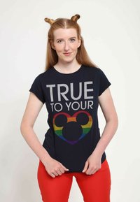 Marinblå t-shirt med kort ärm som har texten "TRUE TO YOUR" ovanför en regnbågsfärgad hjärta och en silhuett av Mickey Mouse.