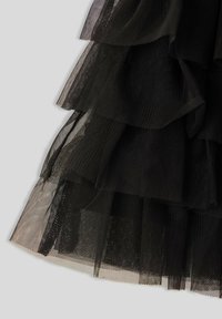 Tessuto di tulle nero stratificato con un design arriccito, caratterizzato da strati trasparenti e testurizzati che creano un effetto fluido.