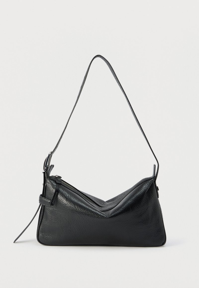 Bolso de hombro de cuero texturizado negro con una sola correa larga y cierre superior con cremallera, mostrado contra un fondo blanco liso.