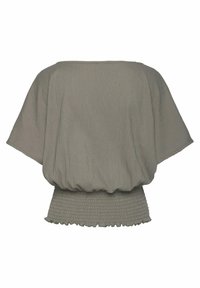 Světle šedý top s texturovanou tkaninou, širokými rukávy a smockovaným pasem. Zadní strana je hladká s kulatým výstřihem a volánkovým lemem.