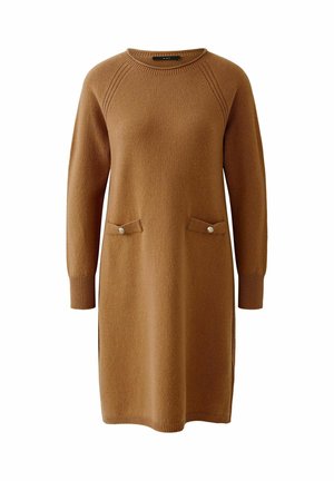 Braunes Strickkleid mit langen Ärmeln, rundem Ausschnitt, zwei vorderen Taschen mit Knopfakzenten sowie gerippten Bündchen und Saum. Weicher Stoff, lässige Passform.
