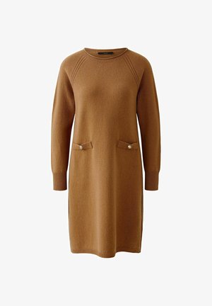 Braunes Strickkleid mit langen Ärmeln, rundem Ausschnitt, zwei vorderen Taschen mit Knopfakzenten sowie gerippten Bündchen und Saum. Weicher Stoff, lässige Passform.