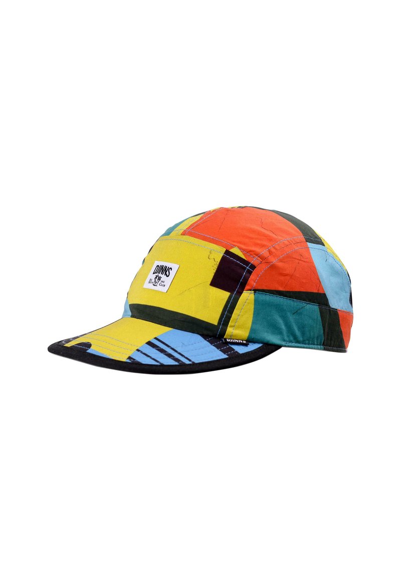 Gorra colorida con un diseño de patchwork en tonos de rojo, amarillo, azul y verde. Incluye una visera negra y una etiqueta de marca.