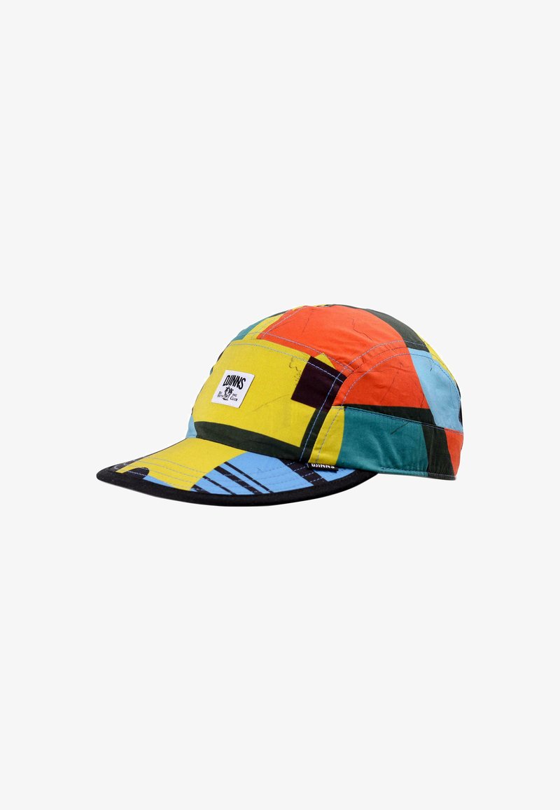 Gorra colorida con un diseño de patchwork en tonos de rojo, amarillo, azul y verde. Incluye una visera negra y una etiqueta de marca.