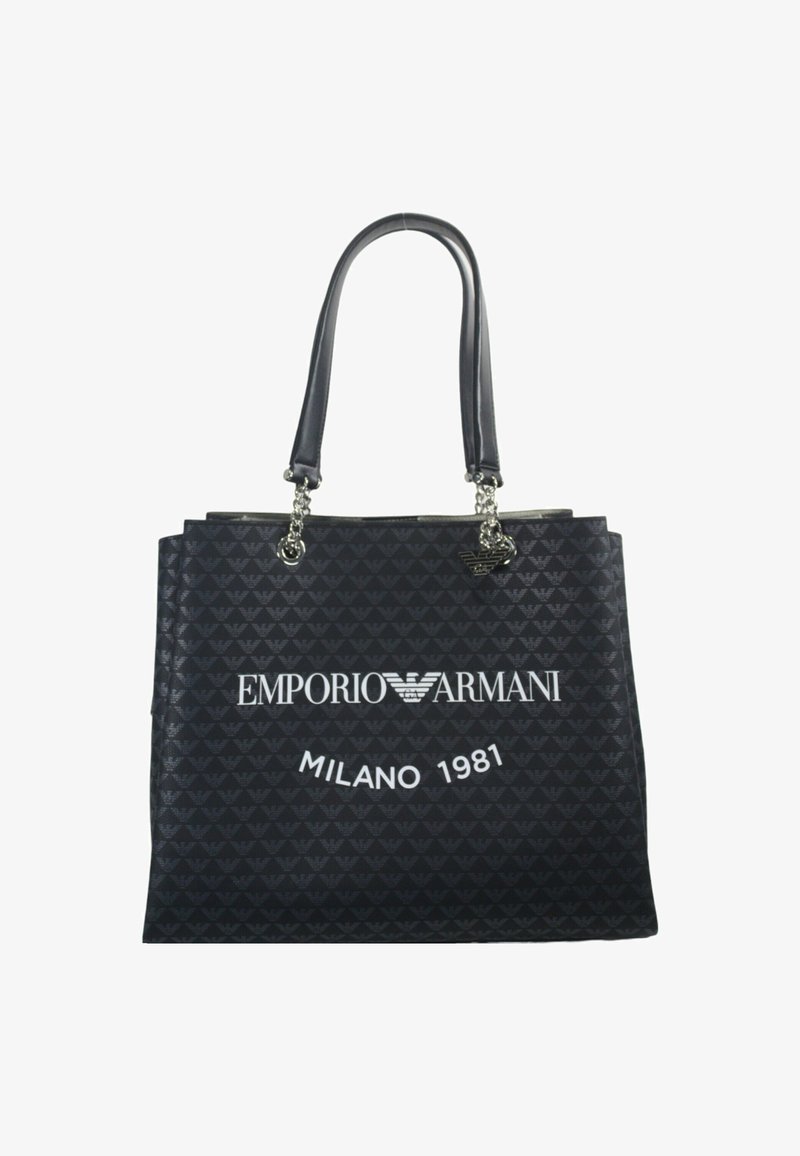 Schwarze Tote-Tasche mit geprägtem Muster, ausgestattet mit silbernem Zubehör, doppelten Schulterriemen und weißem Text: "EMPORIO ARMANI MILANO 1981."