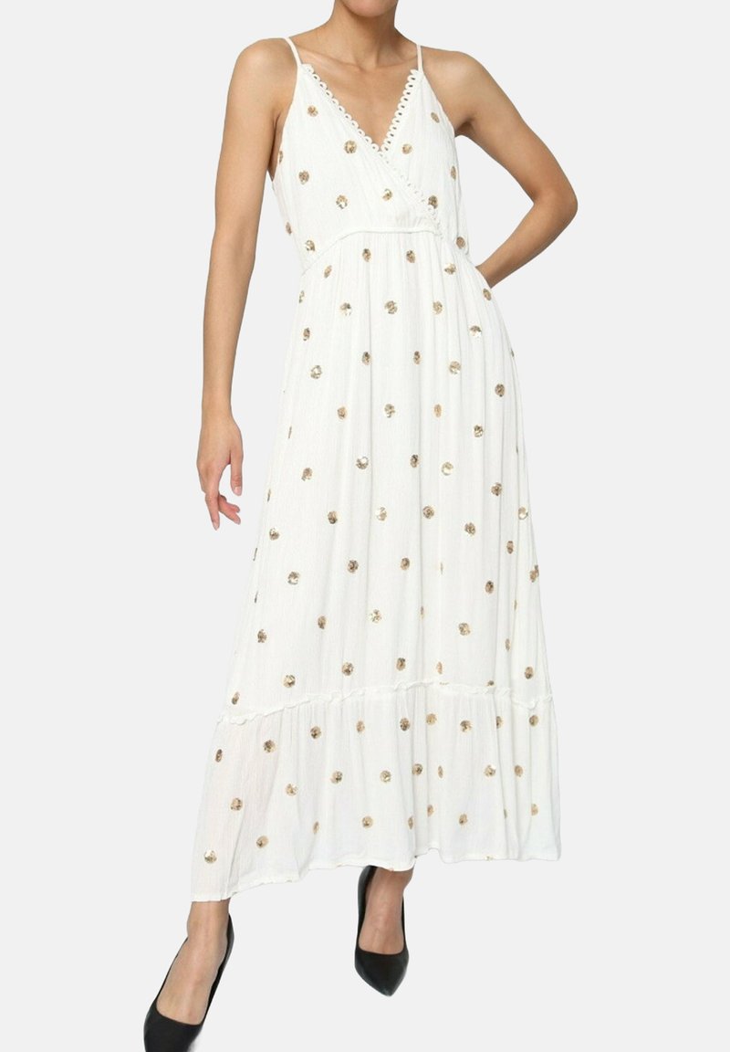 Robe maxi blanche avec broderie florale dorée. Dotée d'un décolleté en V, de bretelles ajustables et d'une jupe à volants. Tissu lisse avec un design léger.