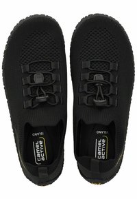 Schwarze Sportschuhe mit einem strukturierten Strickobermaterial, elastischen Schnürsenkeln und einer Gummisohle für besseren Grip. Markenlogo sichtbar auf den Einlegesohlen.