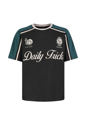 Schwarzes und grünes T-Shirt mit kurzen Ärmeln und weißem Rand, mit dem Schriftzug "Daily Trick" und Logos auf der Brust.