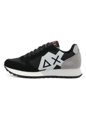Zapatilla en negro y gris con materiales de ante y malla, que cuenta con una entresuela blanca, suela de goma y diseños de logotipos geométricos.