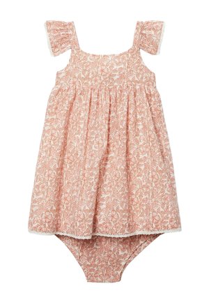 Robe bébé fleurie rose et blanche avec bloomer assorti, manches volantées et taille froncée sur fond blanc.