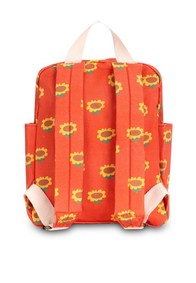 Sac à dos en tissu rouge avec des motifs de tournesol jaunes, deux bretelles et des poches latérales. Surface texturée et forme arrondie.