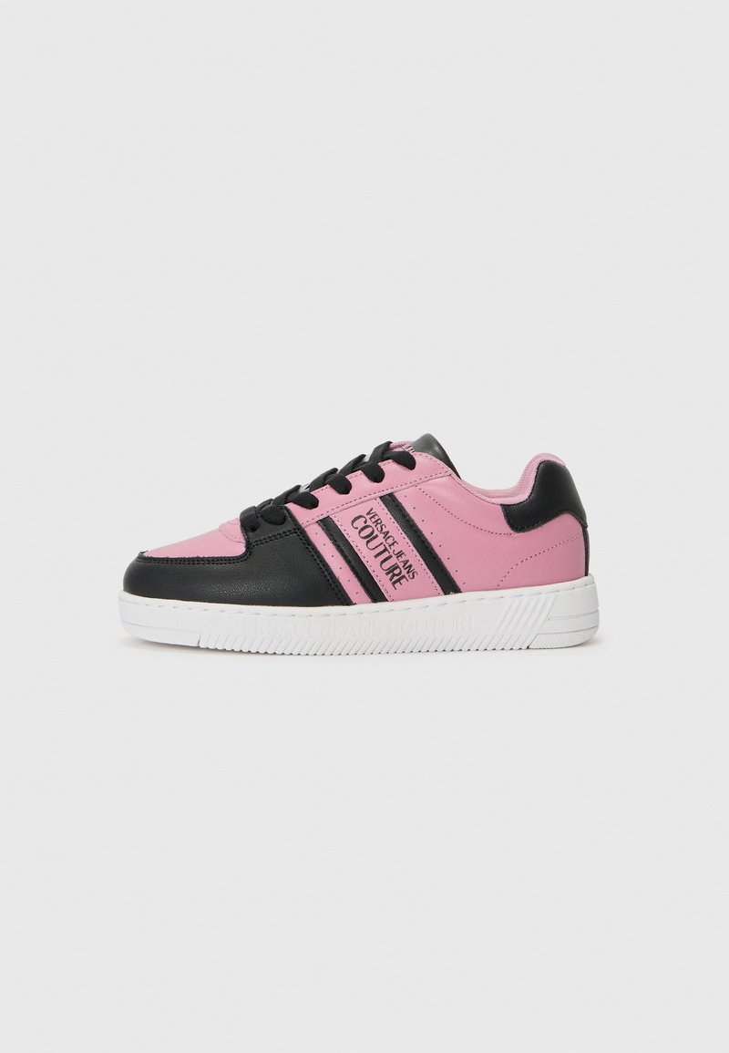 Baskets roses et noires avec une tige en cuir lisse, dotées d'une semelle blanche, de lacets noirs et d'une marque décorative sur le côté.