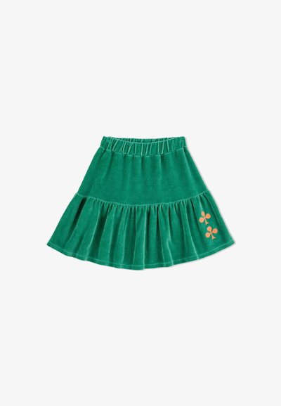 Grüne Samtrock mit ausgestellt Design, ausgestattet mit einem gerafften Bund und orangen Blumenstickereien auf einer Seite.