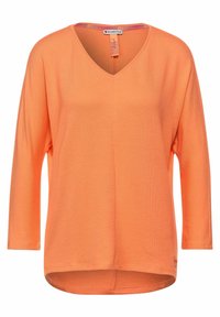 Sweater orange à col en V avec des manches trois-quarts, texture côtelée et un ourlet arrière plus long. L'étiquette indique "Street One."