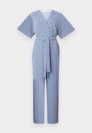 Niebiesko-biały kombinezon z geometrycznym wzorem, krótkimi rękawami i materiałowym paskiem w talii.