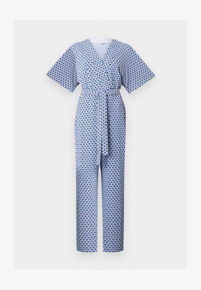 Μπλε και άσπρη ολόσωμη φόρμα με γεωμετρικό σχέδιο, κοντά μανίκια και υφασμάτινη ζώνη στη μέση.