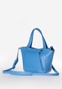 Borsa a mano in pelle blu con texture liscia, forma arrotondata, manici superiori e tracolla regolabile; presenta una tasca con zip.