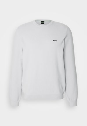 Valkoinen pyöreä kaulusvillapaita, joka on valmistettu tekstuuripinta materiaalista. Sisältää pienen mustan "BOSS"-logon rinnassa sekä resorit hihoissa ja helmassa.