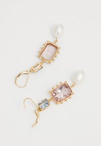 Χρυσά σκουλαρίκια με διαυγή ορθογώνιο πετράδι, ροζ ορθογώνιο πετράδι, μπλε τετράγωνο πετράδι και οξύρυγχο μαργαριτάρι; σχέδιο με γάντζο.