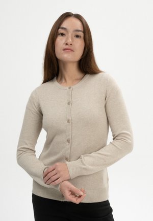 Beige gestrickte Strickjacke mit Rundhalsausschnitt, Knöpfen auf der Vorderseite und gerippten Bündchen und Saum. Weiche Textur, taillierter Schnitt und lange Ärmel.