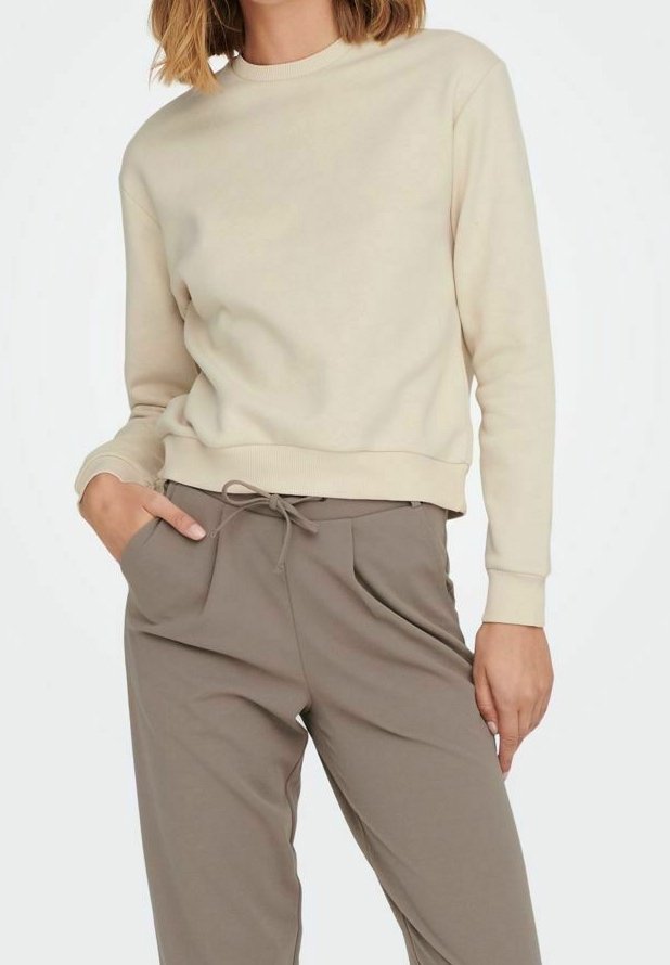 Felpa beige con collo tondo e polsini a costine, abbinata a pantaloni grigi con cordino in vita, dotati di tasche laterali e una vestibilità comoda.
