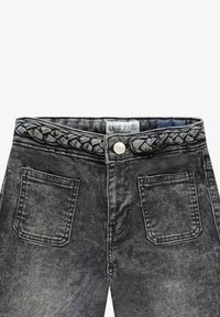 Donkergrijze denim jeans met een gevlochten tailleband, voorzien van twee voorzakken en een knoopsluiting. De stof heeft een vervaagde textuur.