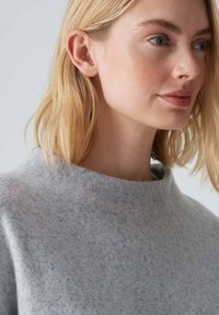 OPUS WONJA - Abito in maglia - hazy fog melange
