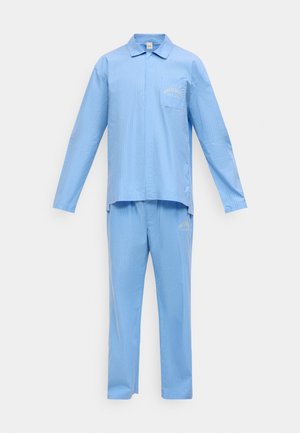 Σετ πιτζάμες με μπλε ρίγες από μαλακό ύφασμα. Το πάνω μέρος διαθέτει γιακά και τσέπη, ενώ το παντελόνι έχει ίσια γραμμή.