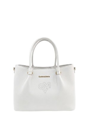 Borsa a mano in pelle bianca con doppio manico, ferrature color oro, design traforato a forma di cuore e lettere, e piccolo logo del marchio dorato sul davanti.