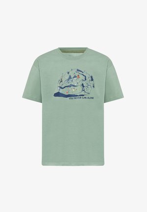 Lichtgroen t-shirt met een afbeelding van klimmers die een grote rots beklimmen en de tekst "YOU NEVER CLIMB ALONE" eronder.