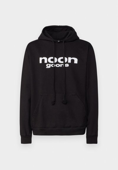 Schwarzer Hoodie mit einem großen weißen "noon goons" Logo, verstellbaren Zugkordeln, Kängurutasche und gerippten Bündchen und Saum. Aus weichem Baumwollmaterial.
