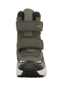 Grüne und schwarze Kindersneaker mit zwei verstellbaren Klettverschlüssen, strukturiertem Obermaterial, gepolstertem Kragen und weißer Gummisohle mit grünen Akzenten.