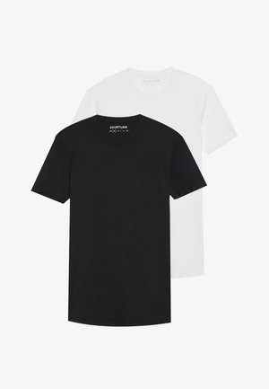 Svart og hvite bomull T-skjorter stablet. Rund halsdesign med korte ermer. Merker synlige i nakkeområdet, med merkevarenavnet "YOURTURN".