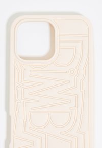 Custodia per telefono beige realizzata in materiale flessibile con un design geometrico in rilievo e un ritaglio quadrato per la fotocamera. Testurizzata per una presa migliore e per la durabilità.