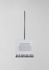 Průhledná plastová visačka s černou šňůrkou. Text popisuje zvláštní péči o oděv, s nápisem "NAPAPIJRI" vytištěným na spodní části tučnými černými písmeny.