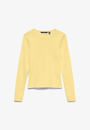 Camiseta amarilla de manga larga con cuello redondo, ajuste regular y sin patrones o diseños visibles, presentada sobre un fondo blanco.