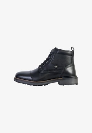 Botas negras hasta el tobillo hechas de cuero liso con un panel de tela texturizada, diseño de cordones, ojales de metal y una suela de goma gruesa.