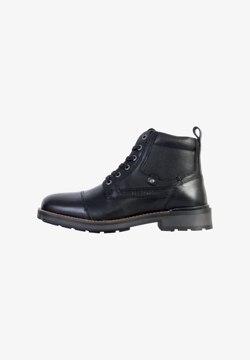 Bottines noires en cuir lisse avec un panneau en tissu texturé, design à lacets, œillets en métal et semelle épaisse en caoutchouc.