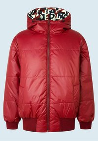 Röd vadderad jacka med dragkedja fram, elastiska ärmslut och huva. Fodrad med ett mönstrat tyg som har bokstäver. Slät, glänsande yttextur.