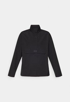 Czarny pulower z wysokim kołnierzem, długimi rękawami i kieszenią na przodzie. Gładka tekstura, minimalistyczny design i subtelny detal logo.