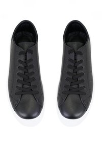Schwarze Ledersneaker mit strukturiertem Obermaterial, runder Zehenpartie, weißer Gummisohle und schwarzen Schnürsenkeln. Verfügt über durchbrochene Akzente im Obermaterial.